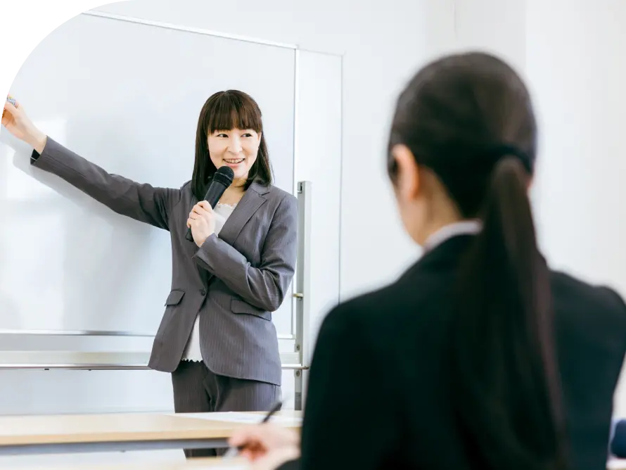 女性講師が研修を行っている画像