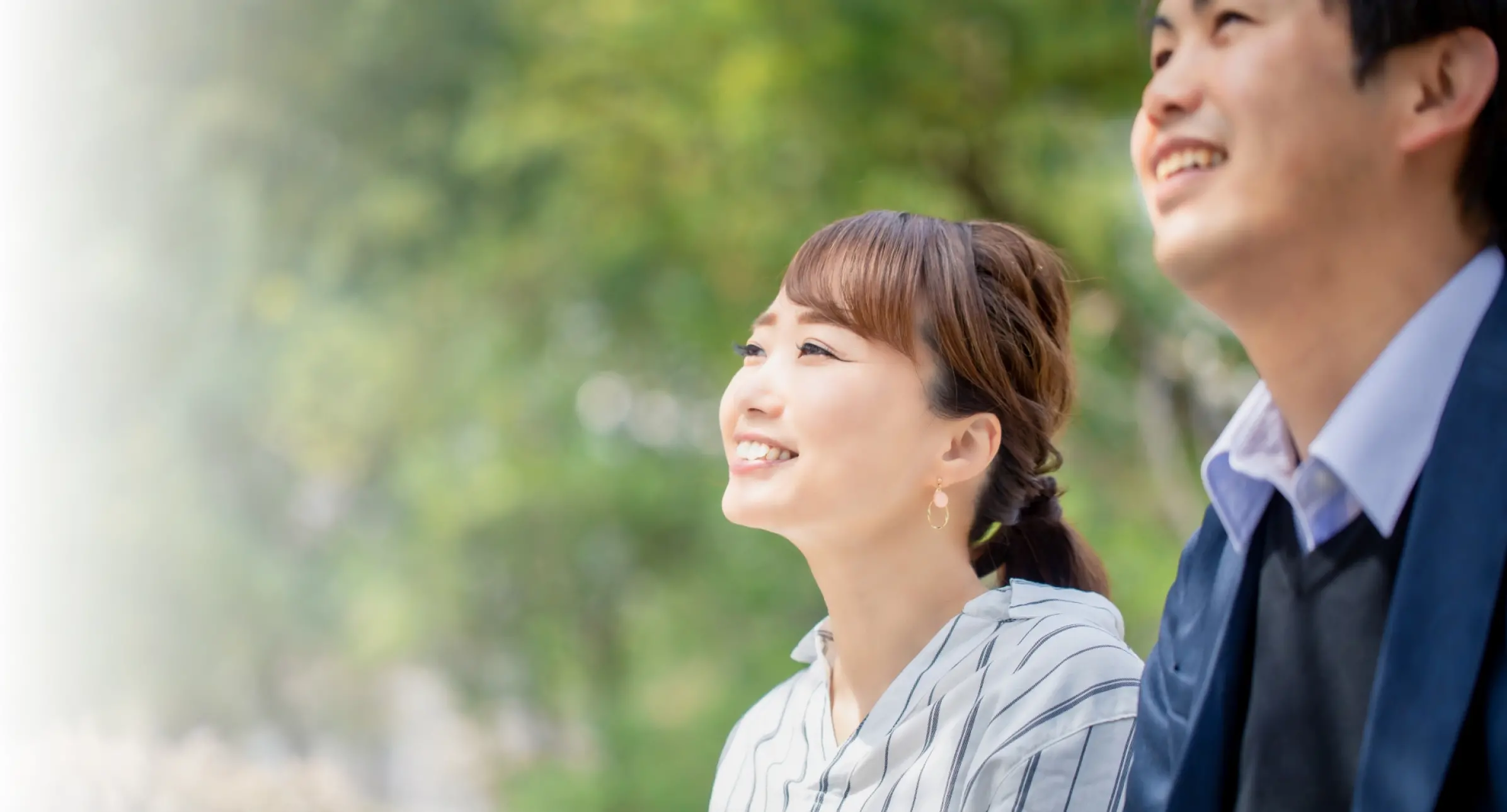 女性と男性が並んでいる画像